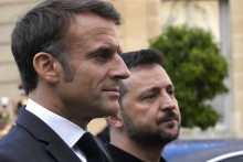 Francúzsky prezident Emmanuel Macron (vľavo) a ukrajinský prezident Volodymyr Zelenskyj diskutujú po stretnutí pred Elyzejským palácom v Paríži. FOTO: TASR/AP