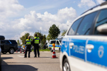 Nemeckí policajti počas kontroly na nemecko-francúzskych hraniciach v meste Kehl v nemeckej spolkovej krajine Bádensko-Württembersko. FOTO: TASR/DPA