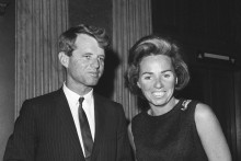 Americký senátor Robert F. Kennedy a jeho manželka Ethel pózujú vo Washingtone. FOTO: TASR/AP