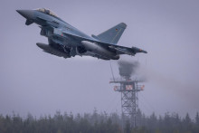 Stíhacie lietadlo Eurofighter nemeckej armády vzlieta v nemeckom Laage. FOTO: TASR/DPA