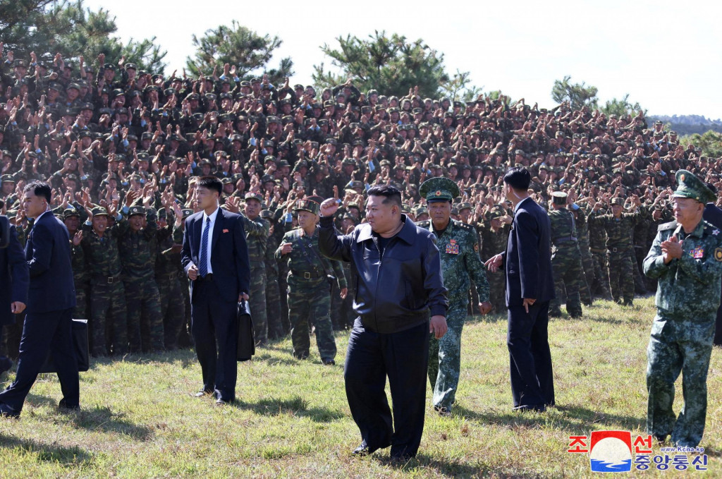 Severokórejský vodca Kim Čong-un navštevuje výcvikovú základňu špeciálnych operačných ozbrojených síl Kórejskej armády. FOTO: Reuters/KCNA