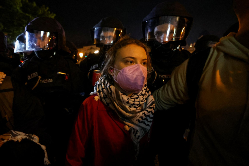 Aktivistka Greta Thunbergová sa zúčastňuje na zhromaždení na podporu Palestínčanov pri príležitosti ročného výročia útoku Hamasu 7. októbra v Berlíne v Nemecku. FOTO: REUTERS