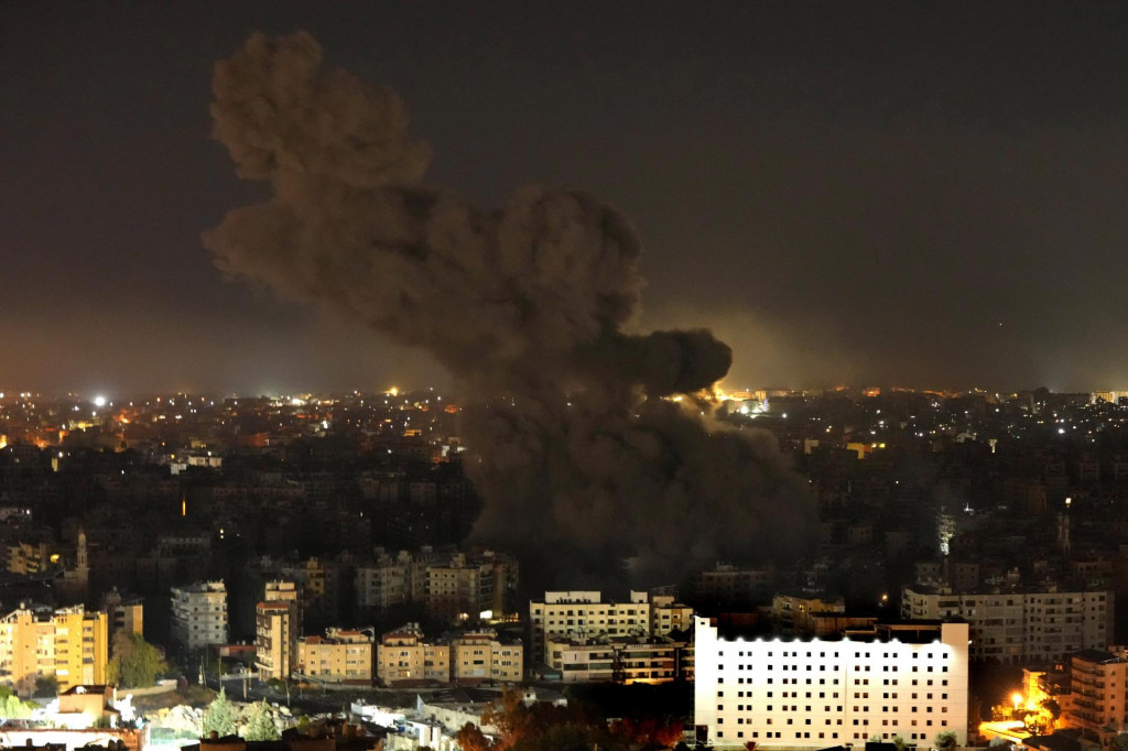 Dym stúpa z miesta izraelského leteckého útoku v štvrti Dahíjeh na južnom predmestí Bejrútu. FOTO: TASR/AP