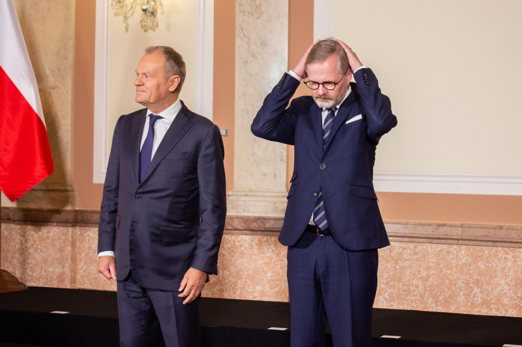 Česko a Poľsko patria k trojke najväčších obchodných partnerov Slovenska. Na snímke sprava český premiér Petr Fiala a poľský premiér Donald Tusk. FOTO: TASR/B. Vizváryová