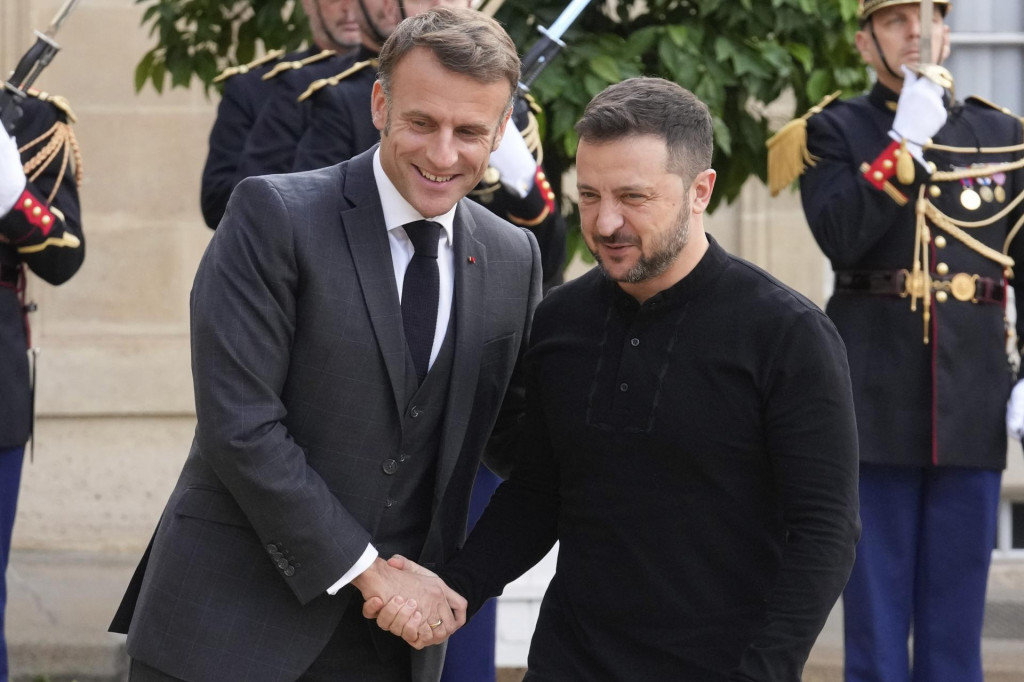 Francúzsky prezident Emmanuel Macron (vľavo) a ukrajinský prezident Volodymyr Zelenskyj. FOTO: TASR/AP