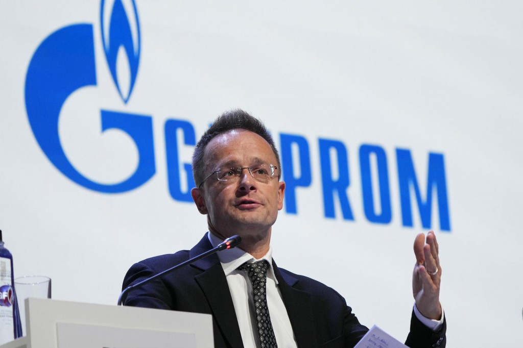Maďarský minister zahraničných vecí Péter Szijjártó hovorí počas plenárneho zasadnutia na Petrohradskom medzinárodnom plynárenskom fóre. FOTO: TASR/AP