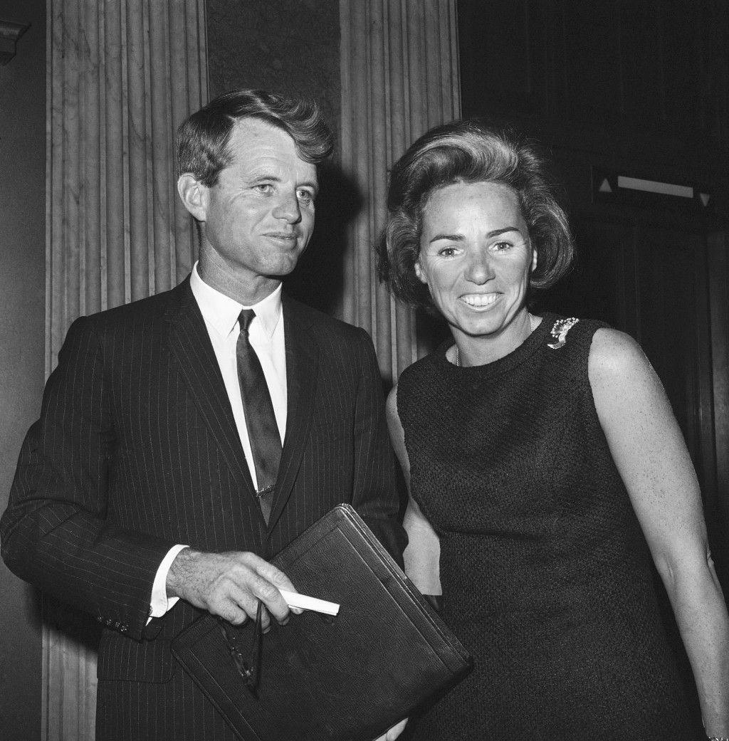 Americký senátor Robert F. Kennedy a jeho manželka Ethel pózujú vo Washingtone. FOTO: TASR/AP