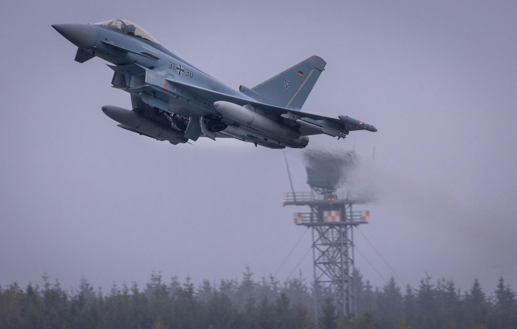 Stíhacie lietadlo Eurofighter nemeckej armády vzlieta v nemeckom Laage. FOTO: TASR/DPA