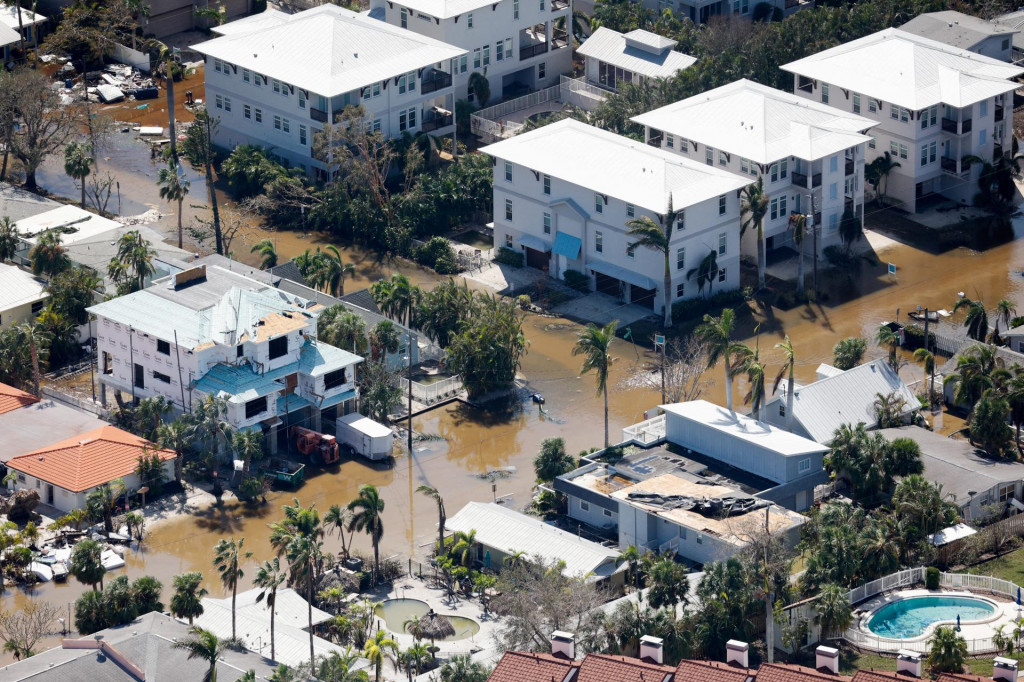 Ulice zaplaven&eacute; po hurik&aacute;ne Milton v Siesta Key na Floride. FOTO: Reuters