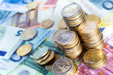 Napríkklad firmám so zdaniteľnými príjmami do 100-tisíc eur sa znižuje sadzba dane z 15 na 10 percent. FOTO: Dreamstime