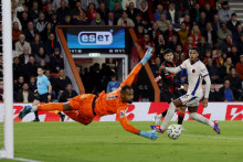 Logo spoločnosti Eset bolo viditeľné aj pred mesiacom na Vitality Stadium v dueli Bournemouthu proti Chelsea. Na snímke páli útočník Evanilson (v červeno-čiernom) na bránu Londýnčanov. FOTO: Reuters