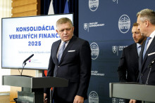 Na snímke zľava premiér Robert Fico (Smer-SD), minister vnútra Matúš Šutaj Eštok (Hlas-SD) a podpredseda NR SR Andrej Danko (SNS) hovoria o konsolidácii. FOTO: TASR/Dano Veselský