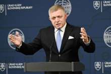 Predseda vlády Robert Fico gestikuluje počas tlačovej konferencie po rokovaní so zástupcami prvovýrobcov potravín v Bratislave. FOTO: TASR/Pavel Neubauer