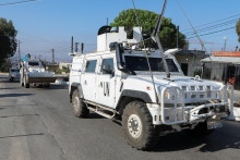 Vozidlá mierových síl OSN (UNIFIL) jazdia v južnom Libanone blízko hraníc s Izraelom. FOTO: Reuters