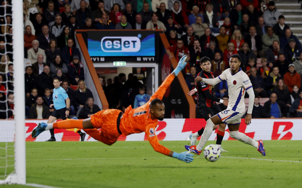 Logo spoločnosti Eset bolo viditeľné aj pred mesiacom na Vitality Stadium v dueli Bournemouthu proti Chelsea. Na snímke páli útočník Evanilson (v červeno-čiernom) na bránu Londýnčanov. FOTO: Reuters