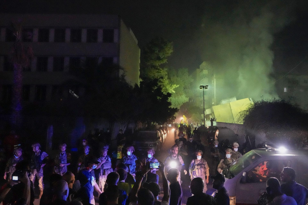 Libanonskí vojaci hliadkujú na mieste izraelského leteckého útoku na južnom predmestí Bejrútu. FOTO: TASR/AP