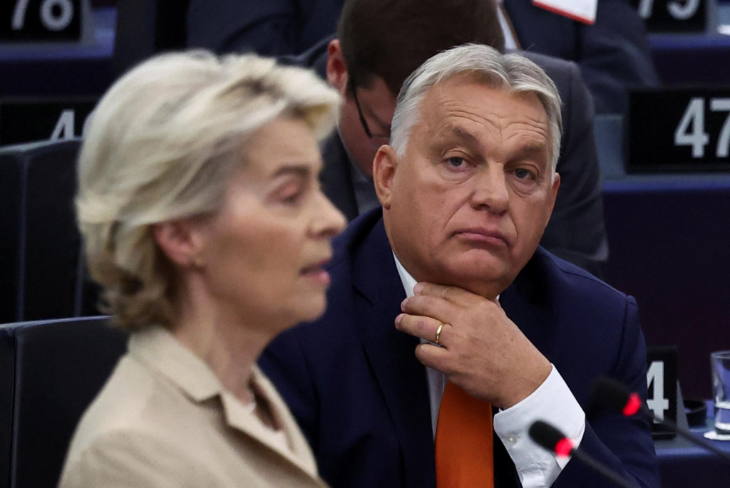 Maďarský premiér Viktor Orbán sa pozerá na predsedníčku Európskej komisie Ursulu von der Leyenovú v Európskom parlamente. FOTO: Reuters