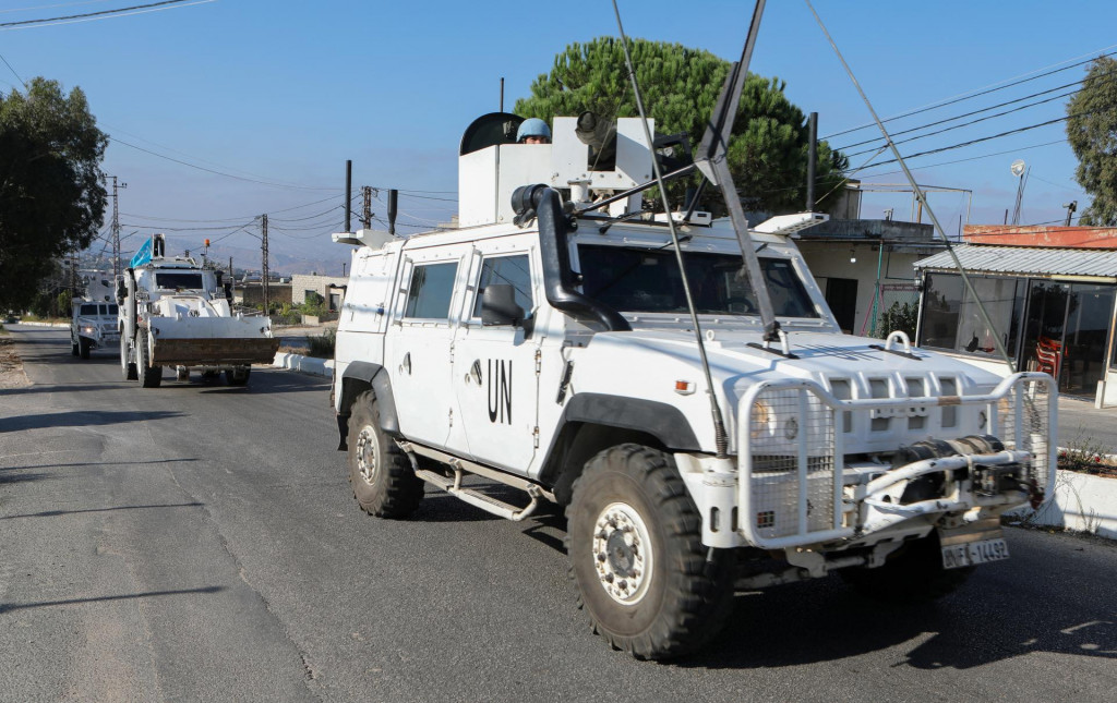 Vozidlá mierových síl OSN (UNIFIL) jazdia v južnom Libanone blízko hraníc s Izraelom. FOTO: Reuters