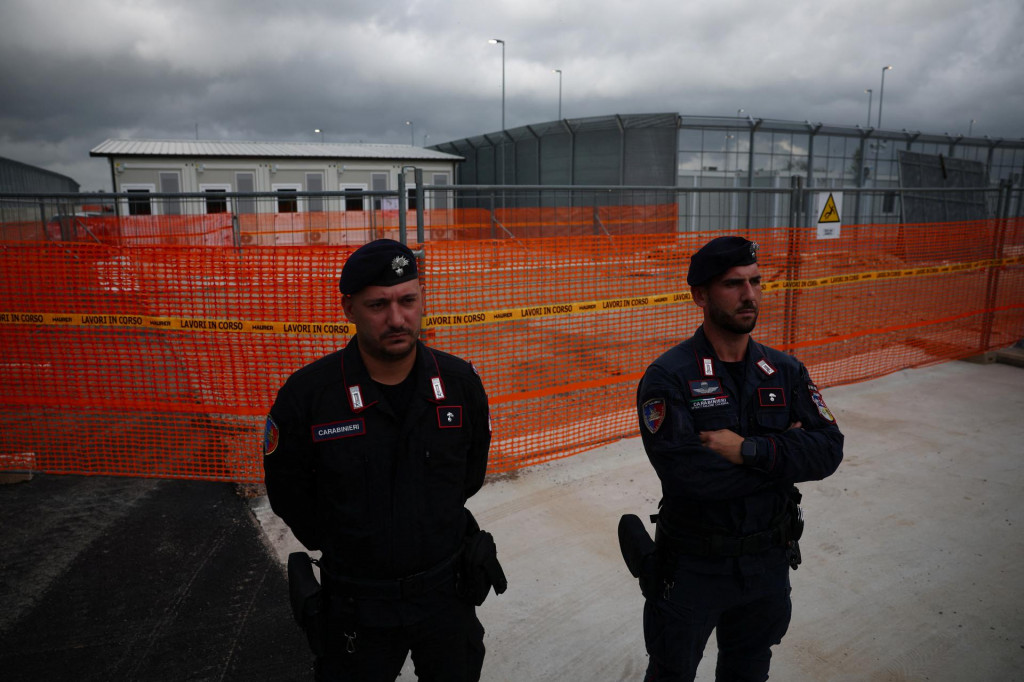 Členovia talianskych karabinierov v tábore pre nelegálnych migrantov v albánskom Gjaderi. FOTO: Reuters