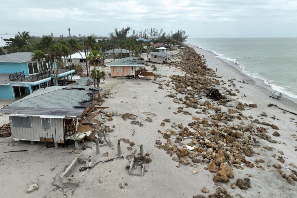 Zničené domy na pláži po tom, čo hurikán Milton dopadol na pevninu v Manasota Key na Floride.  FOTO: Reuters