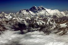 Mount Everest, najvyšší vrch na svete s nadmorskou výškou 8 848 metrov (29 028 stôp). FOTO: Reuters