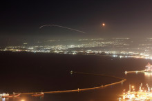 Izraelský protiraketový systém Iron Dome v Haife zachytáva odpaľované rakety z Libanonu. FOTO: Reuters