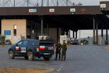 Poľskí vojaci, ktorí sú súčasťou mierovej misie NATO, sledujú hlavný kosovsko-srbský hraničný priechod v Merdare v Kosove. FOTO: Reuters