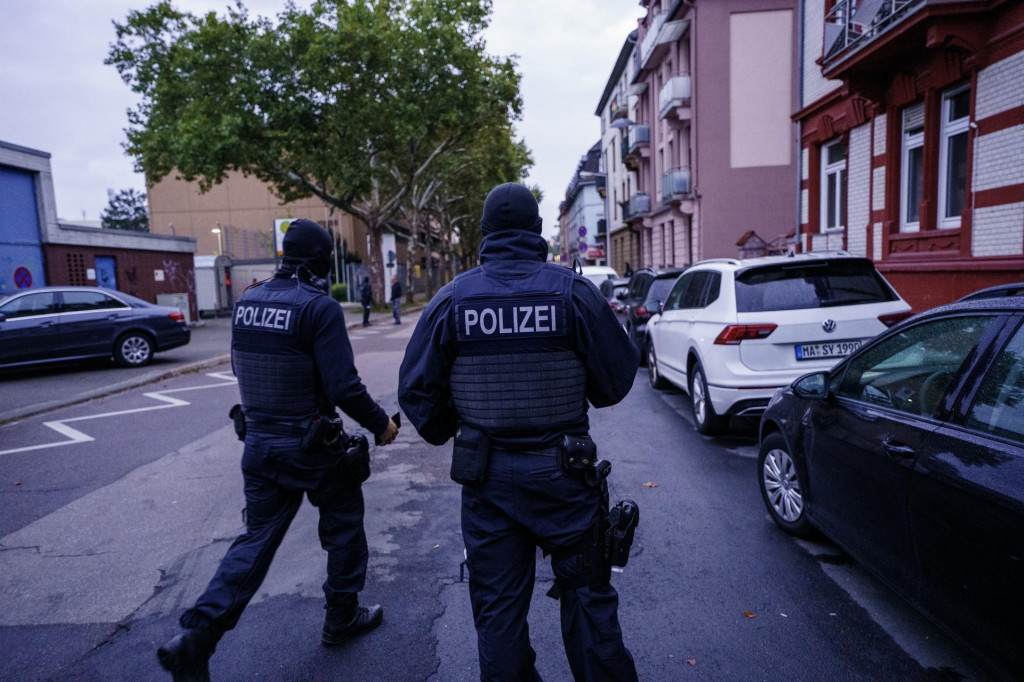 Na snímke nemeckí policajti stoja pred obytnou budovou. FOTO: TASR/DPA