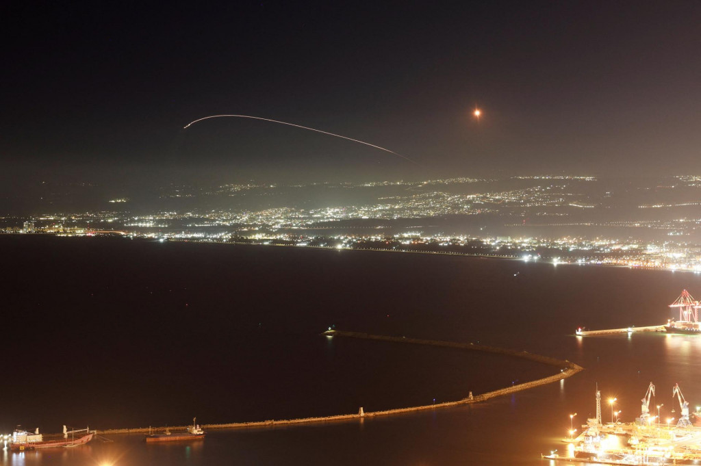 Izraelský protiraketový systém Iron Dome v Haife zachytáva odpaľované rakety z Libanonu. FOTO: Reuters