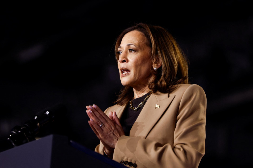 Demokratická prezidentská nominantka a viceprezidentka USA Kamala Harrisová hovorí počas kampane v Rawhide Event Space v Chandleri v štáte Arizona. FOTO: Reuters