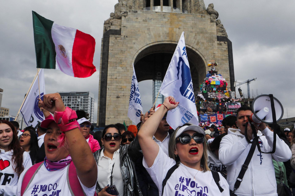 Súdni pracovníci protestujú proti násiliu, ktoré zanechal odchádzajúci prezident Andres Manuel Lopez Obrador, a proti reforme súdnictva schválenej Senátom, ktorá zmení štruktúru súdnej moci tým, že presunie menovanie sudcov z menovania výkonnou mocou na ľudové voľby. FOTO: Reuters