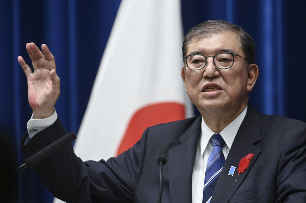 Nový japonský premiér Šigeru Išiba gestikuluje na tlačovej konferencii v Tokiu. FOTO: TASR/AP