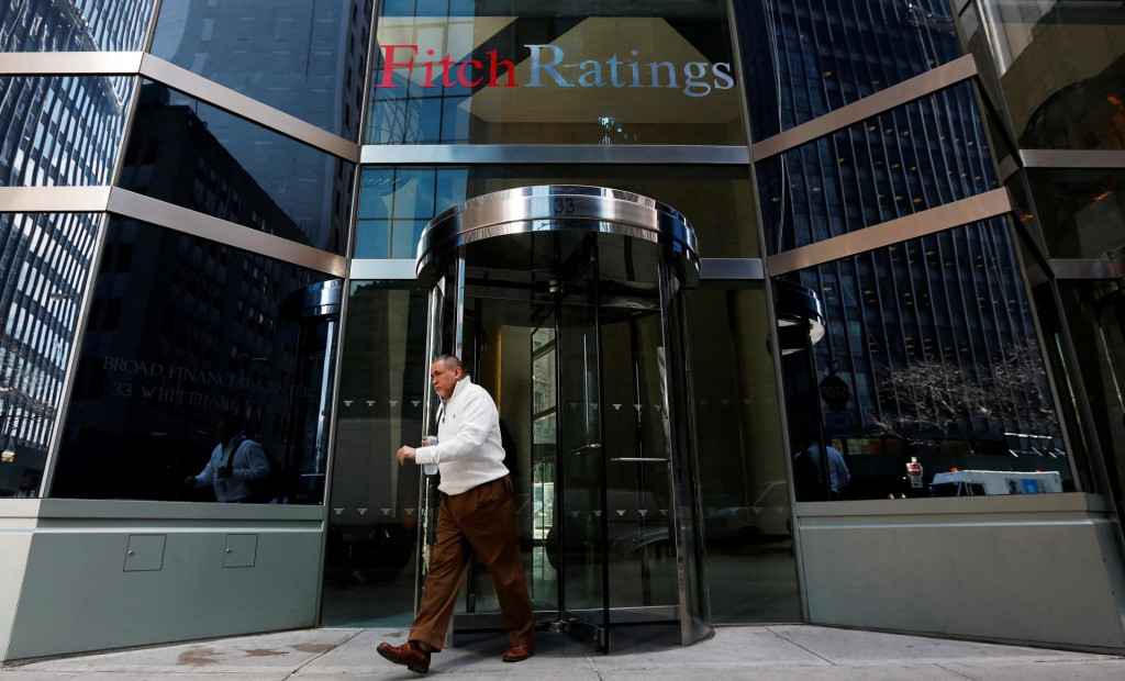 Ľudia prechádzajú okolo sídla Fitch Ratings v New Yorku. FOTO: Reuters