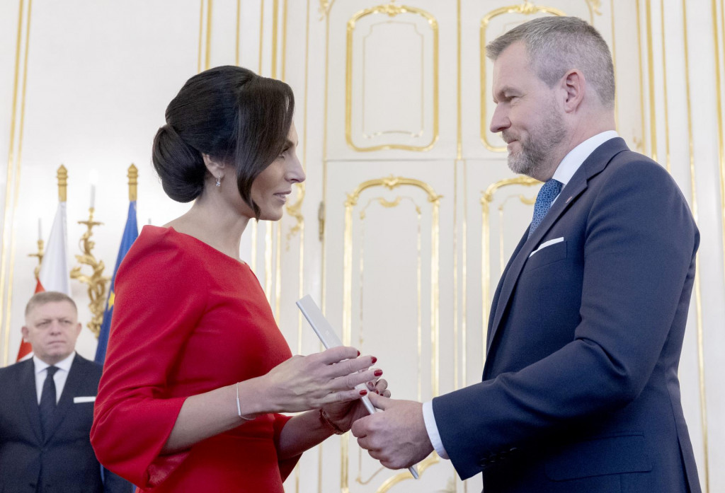 Prezident Peter Pellegrini (vpravo), ktorý prijal demisiu ministerky zdravotníctva Zuzany Dolinkovej (Hlas-SD, vľavo) v Prezidentskom paláci v Bratislave. FOTO: TASR/Martin Baumann