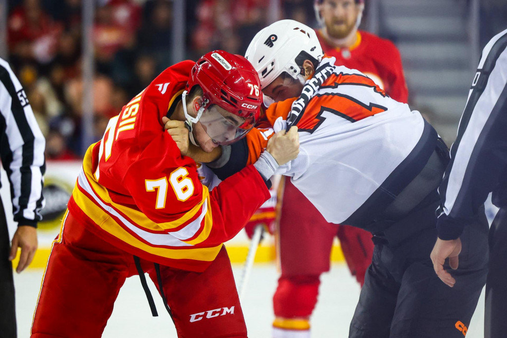 Center Calgary Flames Martin Posp&iacute;&scaron;il (76) a prav&eacute; kr&iacute;dlo Philadelphie Flyers Tyson Foerster (71) sa počas druhej tretiny bij&uacute; v Scotiabank Saddledome. FOTO: Sergei Belski-Imagn Images