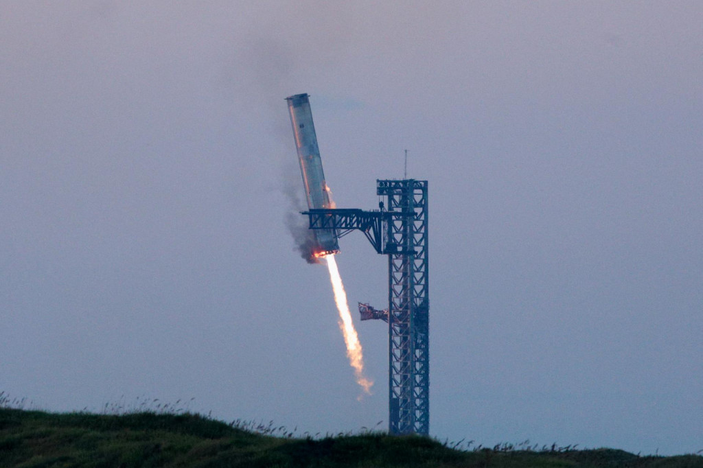 Boxer SpaceX Super Heavy pristáva počas piateho letového testu vesmírnej lode SpaceX. FOTO: Reuters