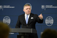 Predseda vlády Robert Fico niekedy častuje novinárov nevyberaným slovníkom. Novinári sa takýmto spôsobom nesprávajú. FOTO: TASR/P. Neubauer