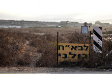 Značka ukazuje smer k vojenskej základni, scéne, kde dron z Libanonu zaútočil na Izrael, v Binyamine v Izraeli. FOTO: REUTERS