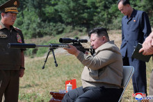 Severokórejský vodca Kim Čong-un navštívil výcvikovú základňu ozbrojených síl špeciálnych operácií severokórejskej armády. FOTO: Reuters