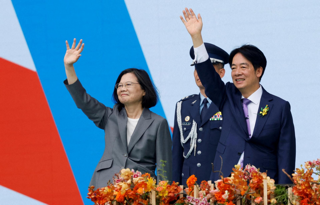 Bývalá taiwanská prezidentka Cchaj Jing-wen a nový prezident Lai Ching-te mávajú ľuďom počas inauguračného ceremoniálu pred budovou prezidentskej kancelárie v Taipei na Taiwane. FOTO: REUTERS