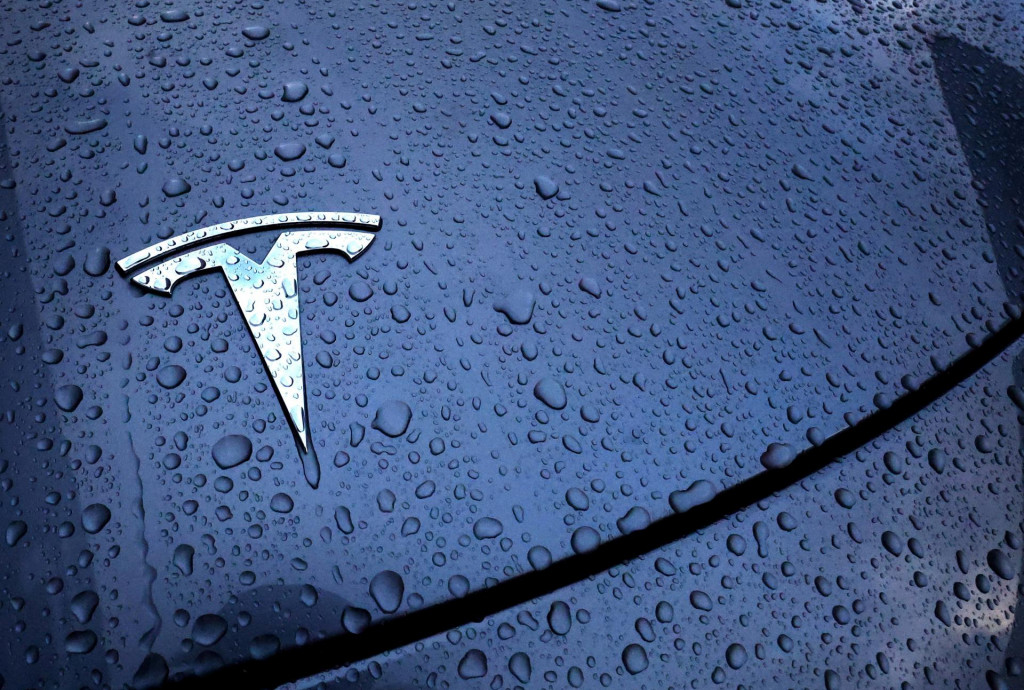 Logo elektrického vozidla Tesla. FOTO: Reuters