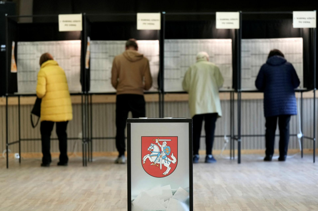 Ľudia volia počas všeobecných volieb v Utene v Litve. FOTO: Reuters