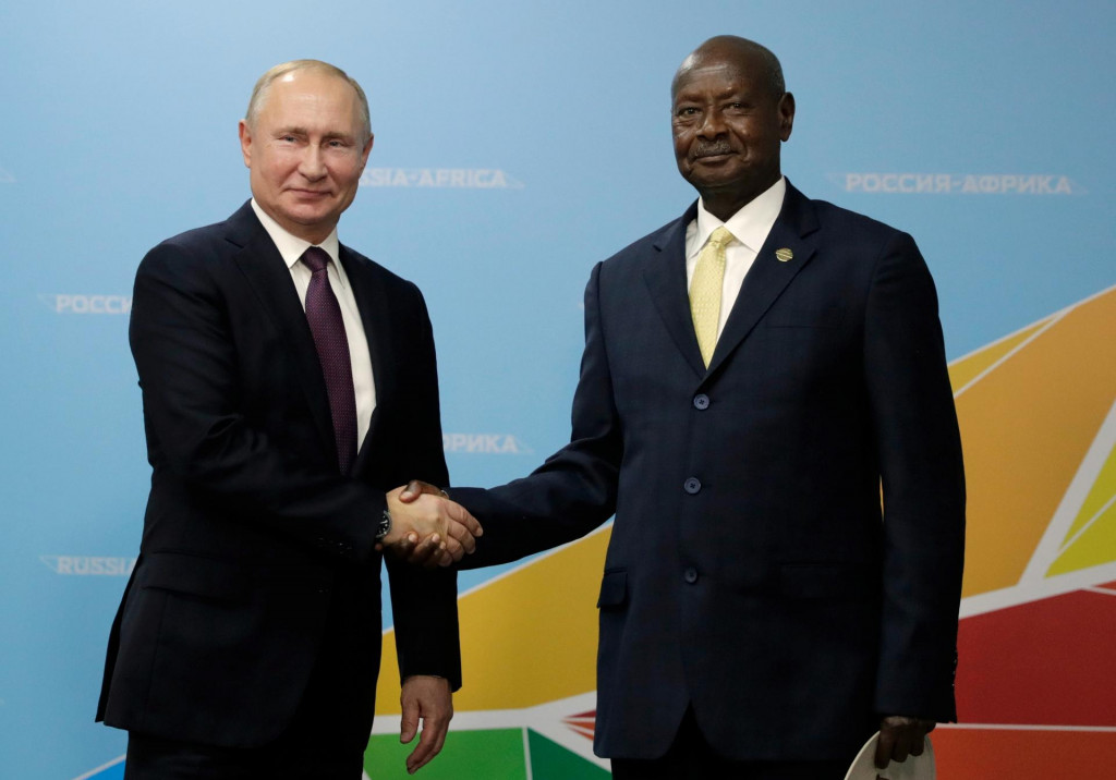 Ruský prezident Vladimir Putin si podáva ruku s ugandským prezidentom Yowerim Musevenim. FOTO: Reuters