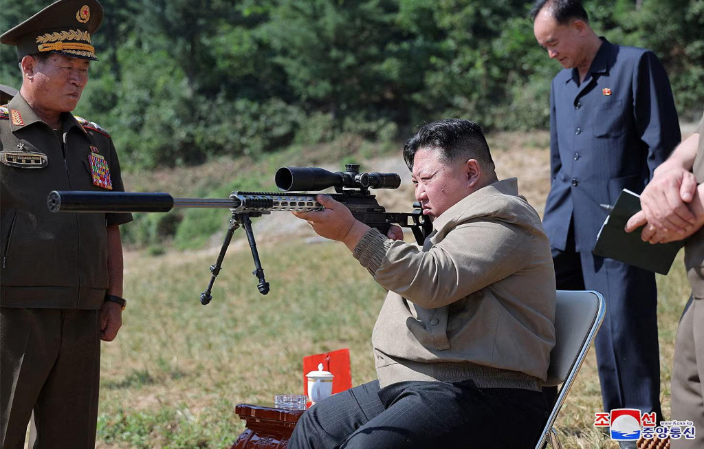 Severokórejský vodca Kim Čong-un navštívil výcvikovú základňu ozbrojených síl špeciálnych operácií severokórejskej armády. FOTO: Reuters