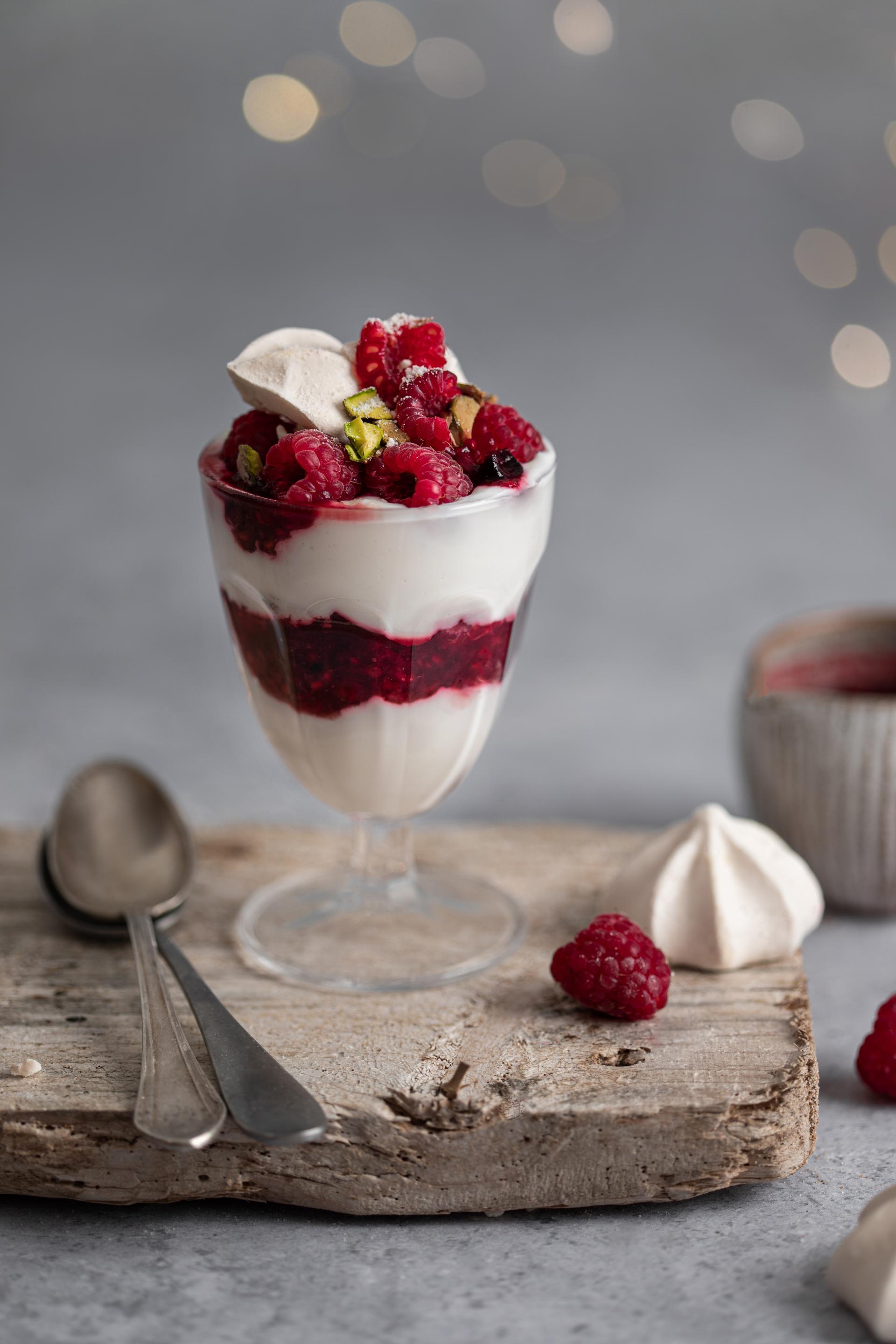 Máte chuť na sladké? Jogurtový dezert s malinami ho určite zaženie