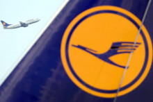 Logo nemeckej leteckej spoločnosti Lufthansa na ich lietadle. FOTO: TASR/DPA