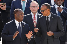 Prezident Pobrežia Slonoviny Alassane Ouattara hovorí s rwandským prezidentom Paulom Kagamem. FOTO: Reuters