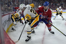 Útočník Pittsburghu Penguins Lars Eller (20) a útočník Montrealu Canadiens Juraj Slafkovský (20). FOTO: Reutes/Eric Bolte-Imagn Images