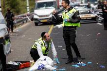 Izraelskí policajti pracujú na mieste streleckého útoku pri meste Ašdod. FOTO: Reuters