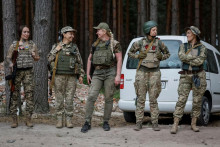 „Čarodejnice z Buče“ pózujú fotografovi. Keď zaznie letecký poplach, pustia sa do práce. FOTO: Reuters